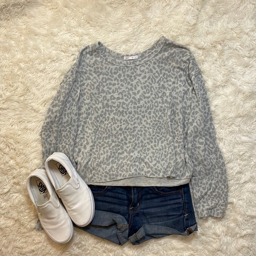 ANTISTAR SLIGHT CROP LIGHT SWEATER • LEOPARD PRINT GREYS •SIZE MEDIUM • EUC